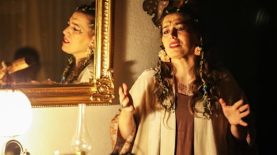 Dinleyicilerini Kaf Dağı’nın ardına yolculuğa çıkarıyor