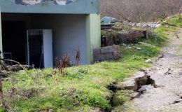 Düzce’de yine heyelan: Köyü adım adım yutuyor