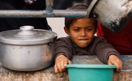 Gazze’de çocuklar açlıktan ölmeye başladı