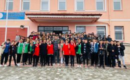 İki lastik toptan altın madalyalı öğrencilere