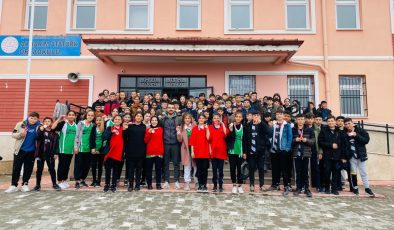 İki lastik toptan altın madalyalı öğrencilere