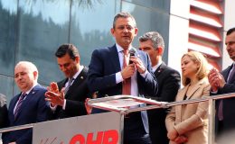 Özgür Özel: Emekliyle çalışanı karşı karşıya getirmeye çalışıyor