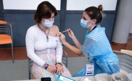 Covid-19 aşı üreticisi ilk kez itiraf etti: Yan etkileri kabul ettiler