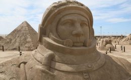 ‘Uzay’ temalı kum heykeller sezonu açıldı